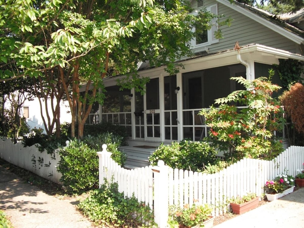 Charming Lakeside Cottage with Deck, Pet Friendly and Rich History