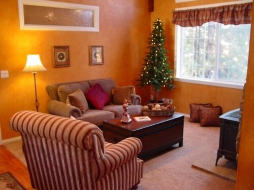 Tree Top Cottage-  Romantic  HOT TUB  WiFi  Pets  125.00/165.00 in Big Bear Lake, United States