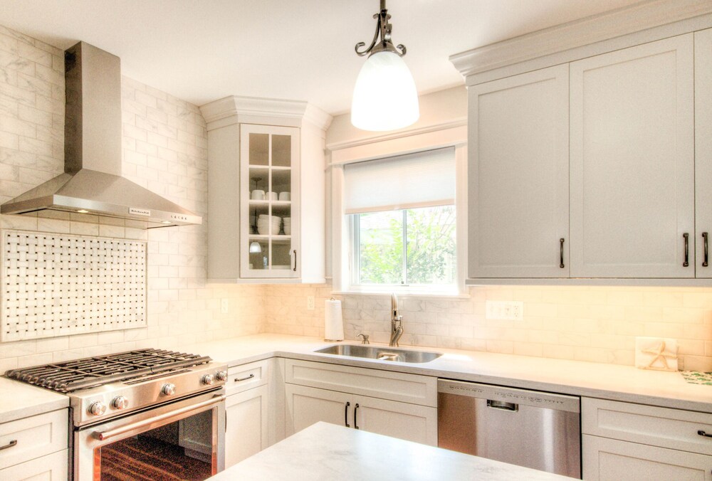  Beautiful newly renovated home - Great location close to beach and town center