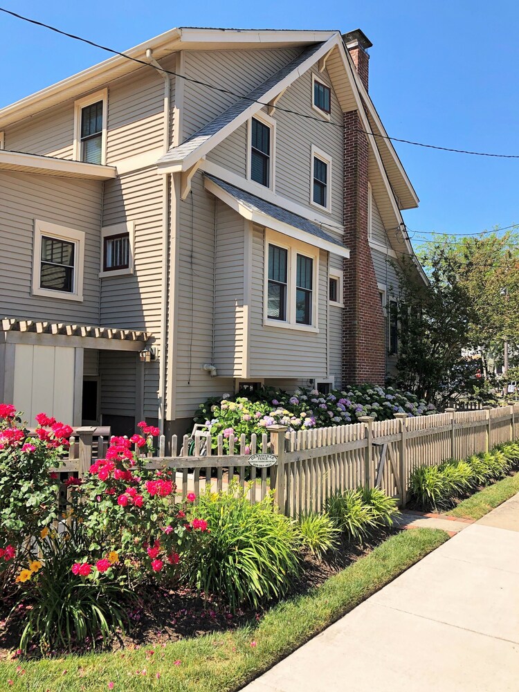 Beautiful newly renovated home - Great location close to beach and town center