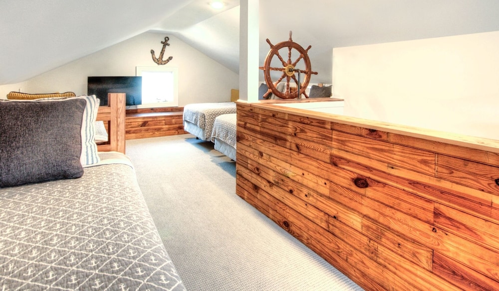  Beautiful newly renovated home - Great location close to beach and town center