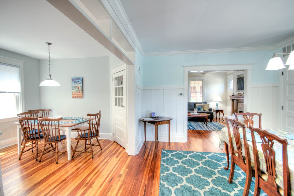  Beautiful newly renovated home - Great location close to beach and town center