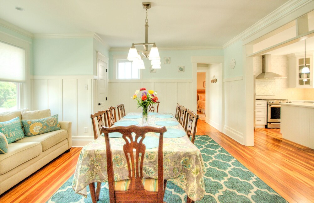  Beautiful newly renovated home - Great location close to beach and town center