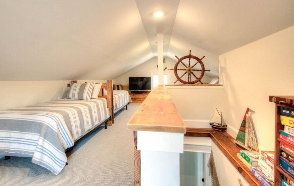  Beautiful newly renovated home - Great location close to beach and town center