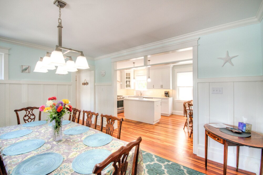  Beautiful newly renovated home - Great location close to beach and town center