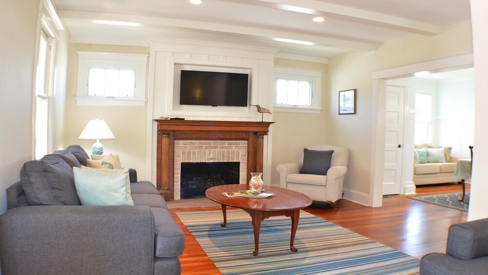  Beautiful newly renovated home - Great location close to beach and town center