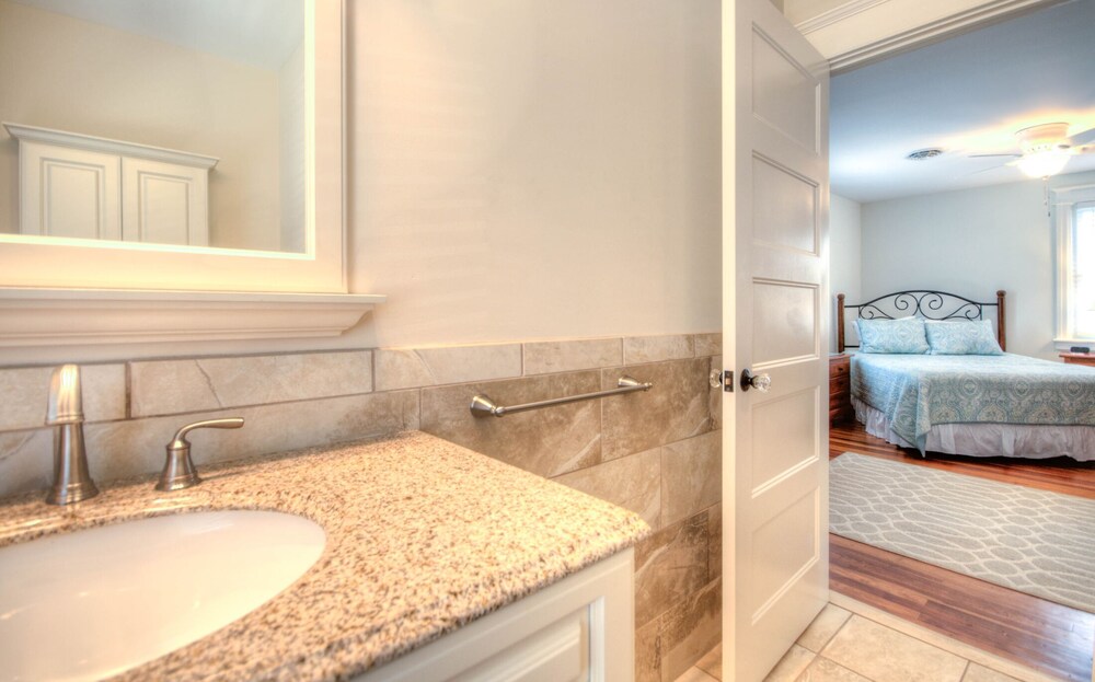  Beautiful newly renovated home - Great location close to beach and town center