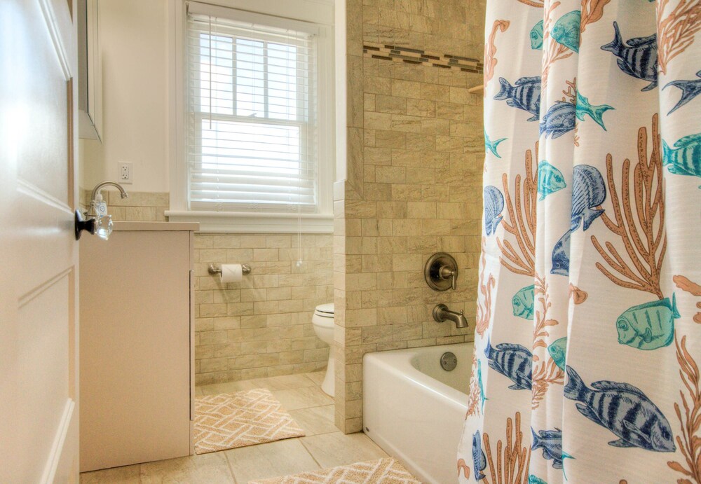  Beautiful newly renovated home - Great location close to beach and town center