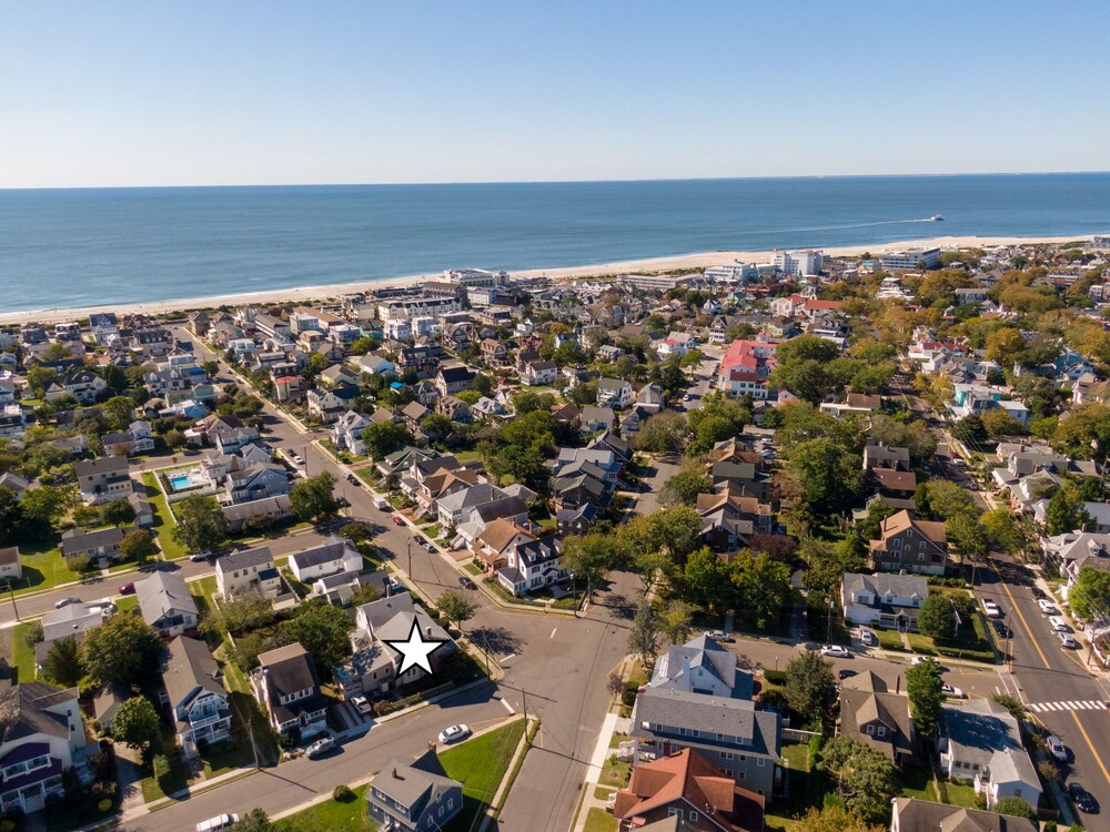  Beautiful newly renovated home - Great location close to beach and town center