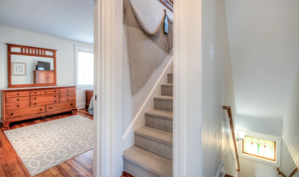  Beautiful newly renovated home - Great location close to beach and town center