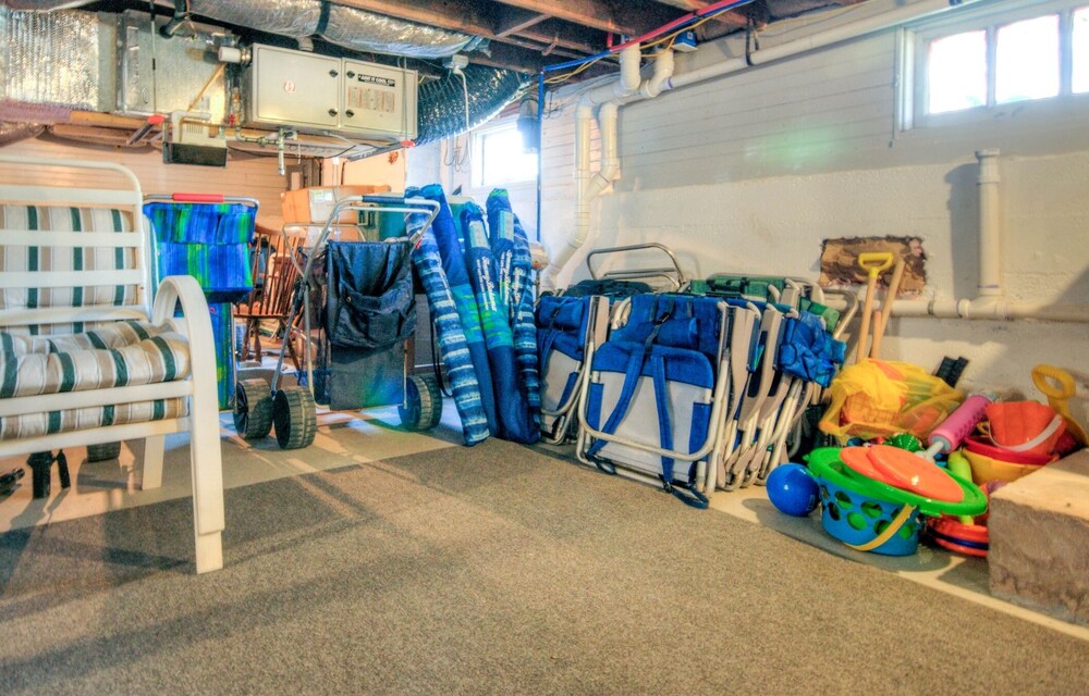  Beautiful newly renovated home - Great location close to beach and town center