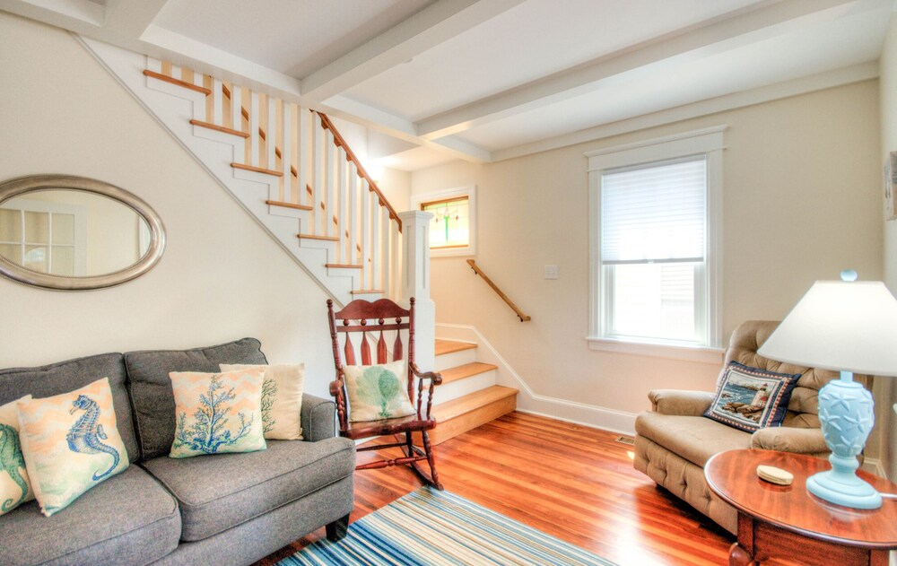  Beautiful newly renovated home - Great location close to beach and town center