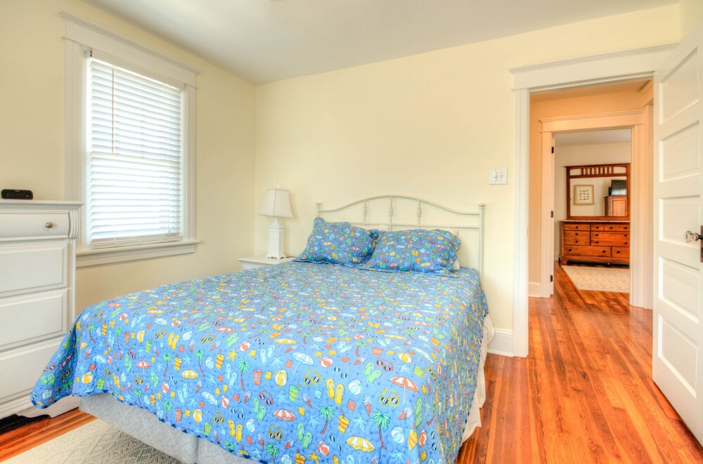  Beautiful newly renovated home - Great location close to beach and town center