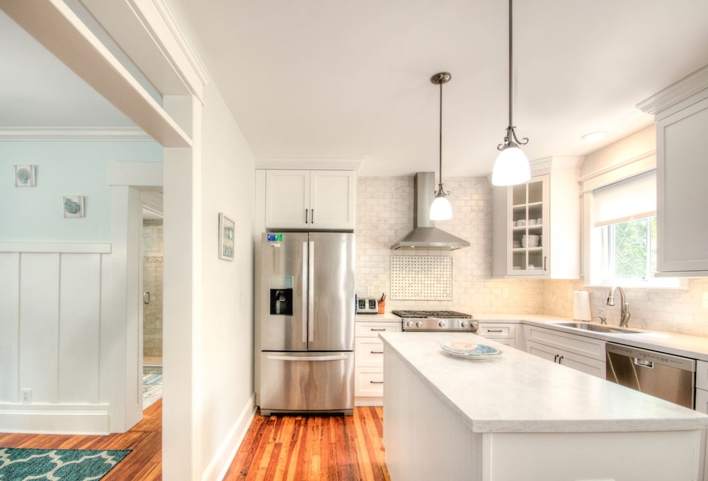  Beautiful newly renovated home - Great location close to beach and town center