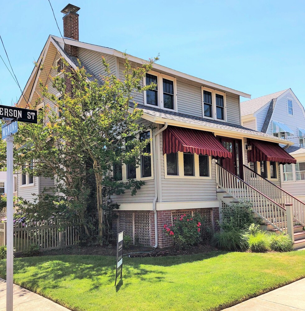  Beautiful newly renovated home - Great location close to beach and town center