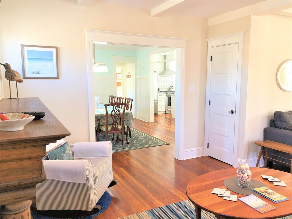  Beautiful newly renovated home - Great location close to beach and town center