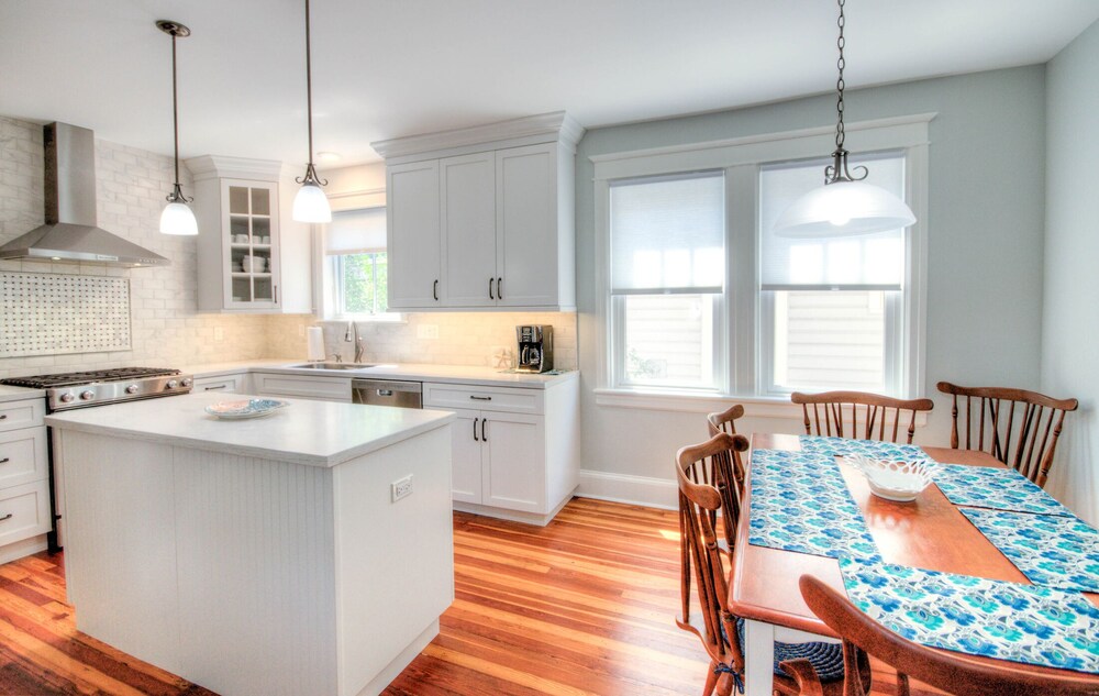  Beautiful newly renovated home - Great location close to beach and town center