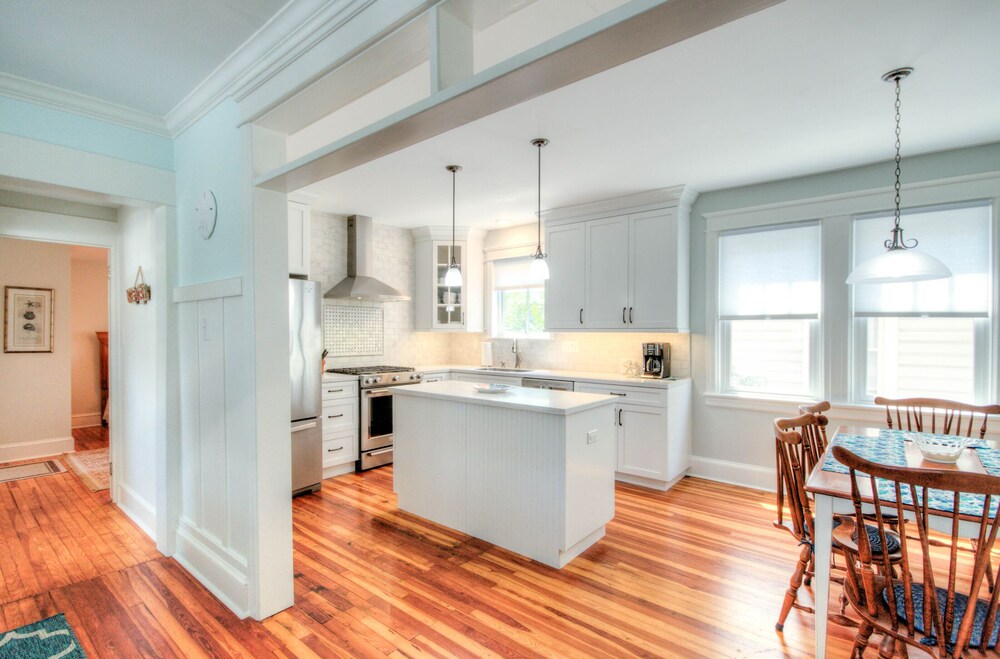  Beautiful newly renovated home - Great location close to beach and town center