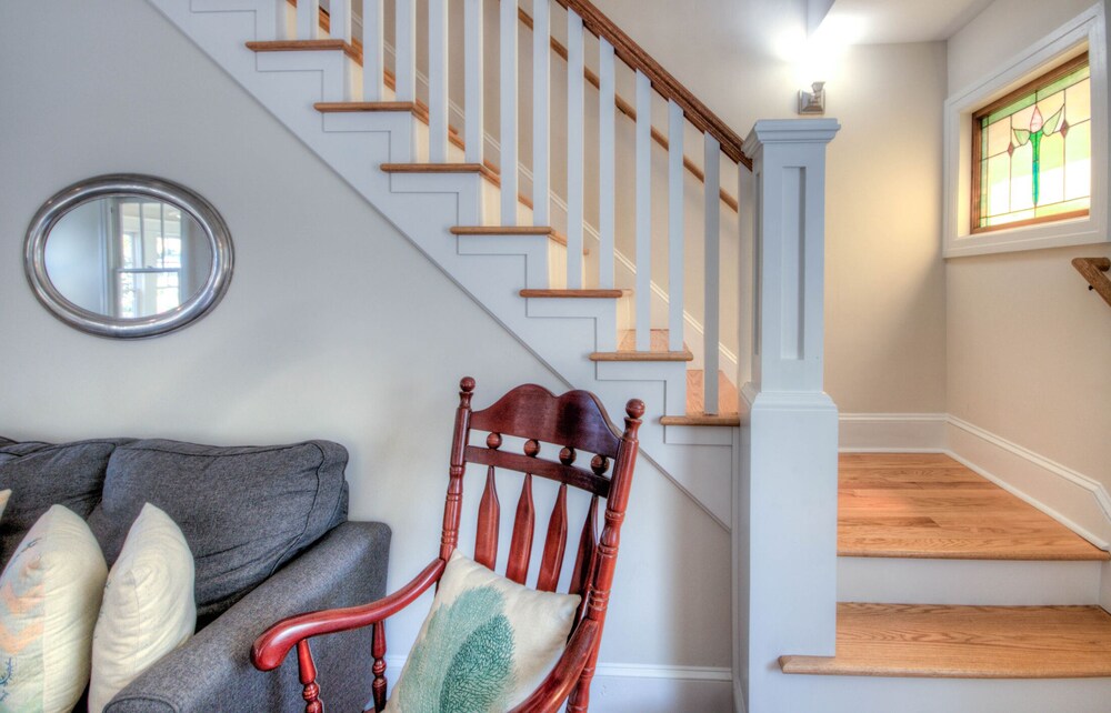  Beautiful newly renovated home - Great location close to beach and town center