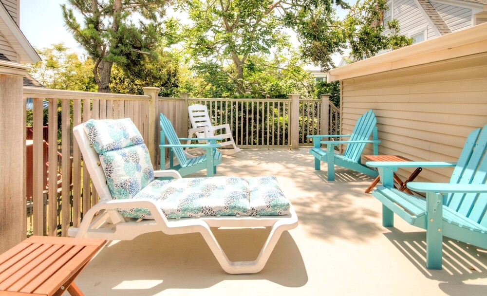  Beautiful newly renovated home - Great location close to beach and town center