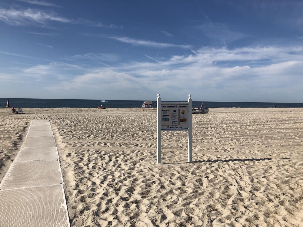  Beautiful newly renovated home - Great location close to beach and town center