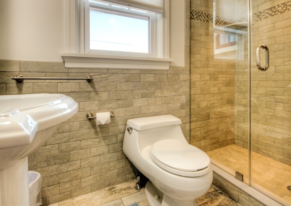  Beautiful newly renovated home - Great location close to beach and town center