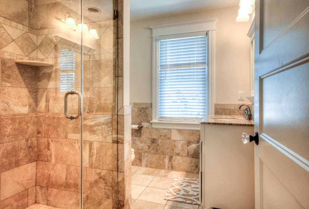  Beautiful newly renovated home - Great location close to beach and town center