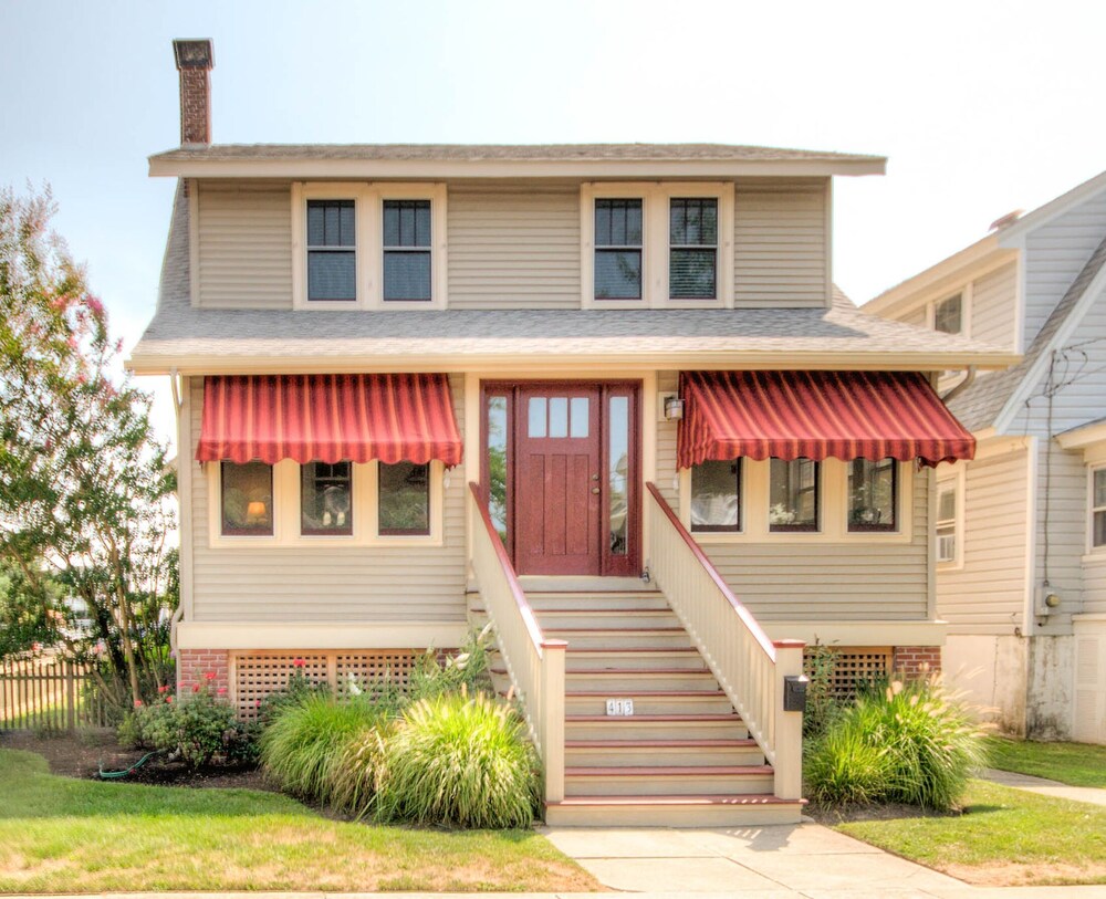  Beautiful newly renovated home - Great location close to beach and town center