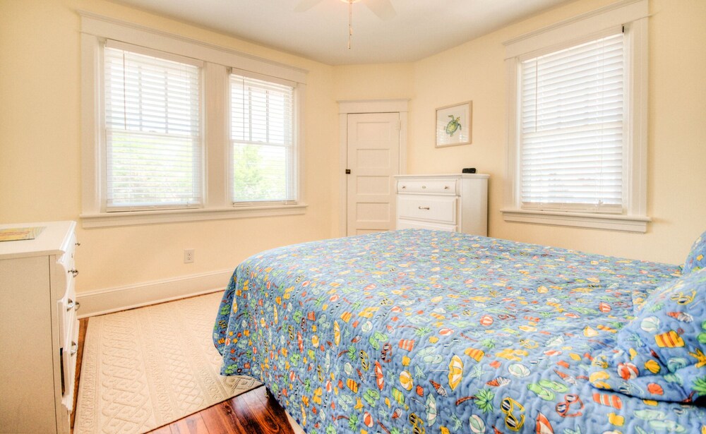  Beautiful newly renovated home - Great location close to beach and town center