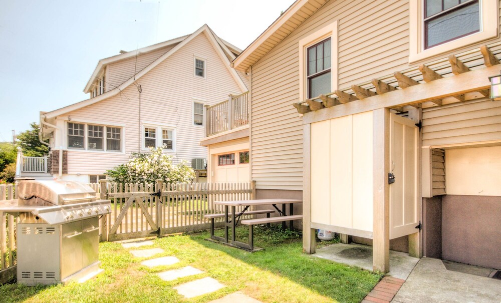  Beautiful newly renovated home - Great location close to beach and town center