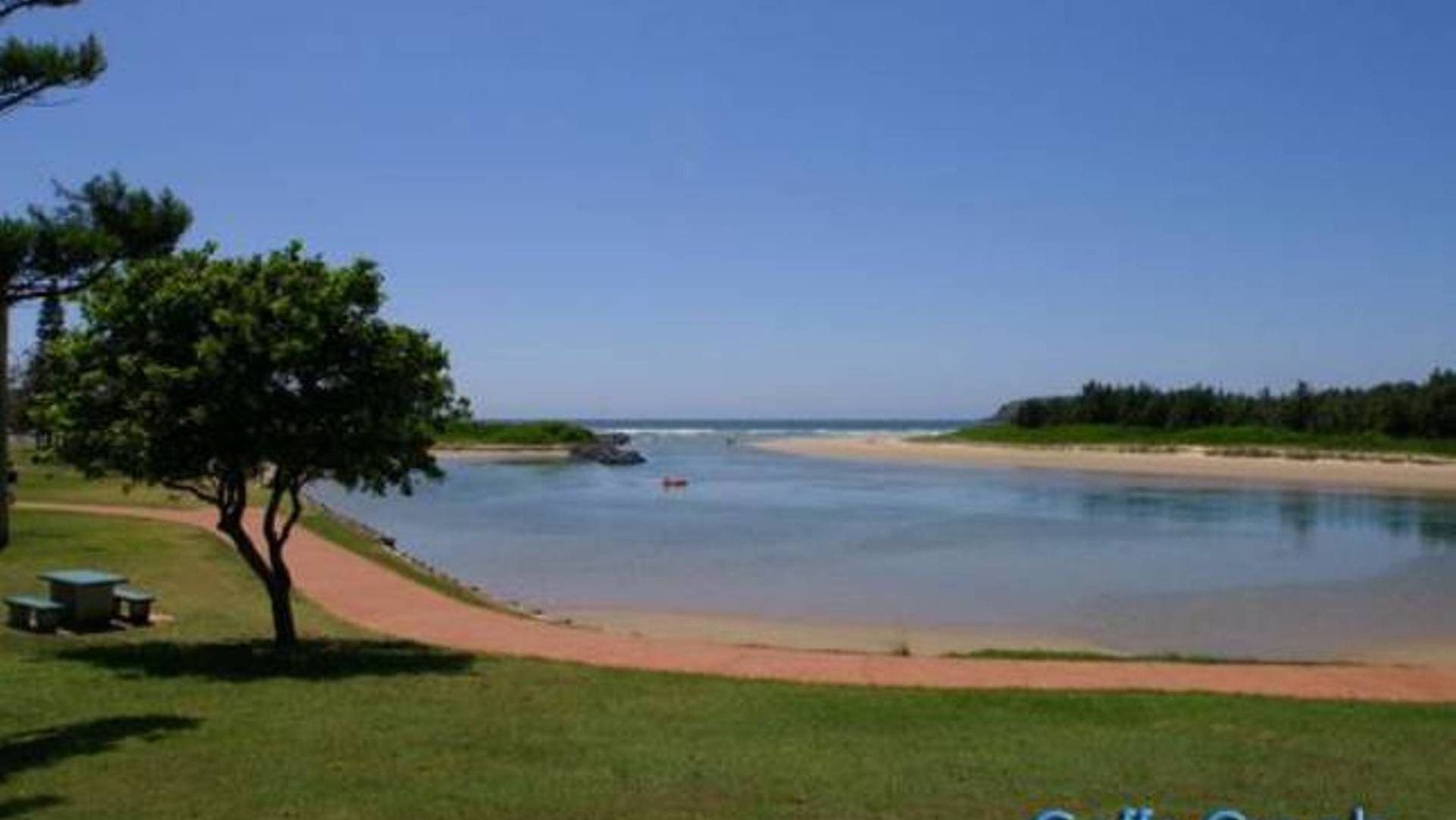 Coffs Harbour Beach House, One of the Best Located Holiday Homes in Coffs!!