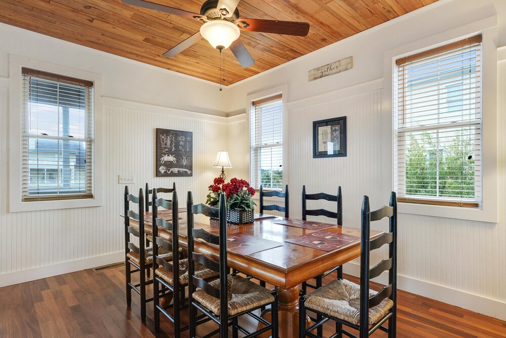 Updated and upgraded! TVs, ceiling fans all bedrooms, WiFi, Ipod dock, hammock!