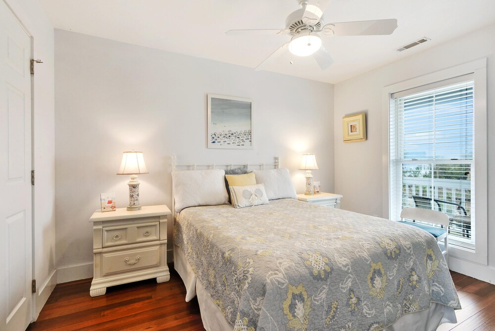 Updated and upgraded! TVs, ceiling fans all bedrooms, WiFi, Ipod dock, hammock!