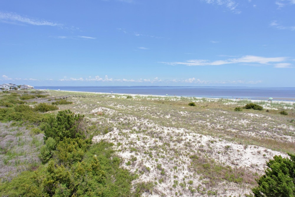 Updated and upgraded! TVs, ceiling fans all bedrooms, WiFi, Ipod dock, hammock!