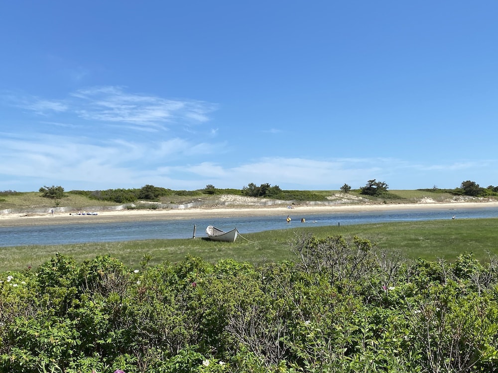 Ogunquit, Me  5 minute Walk to Footbridge Beach.