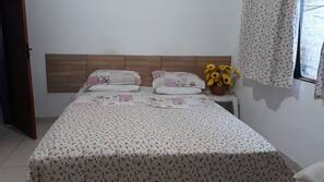 3 dormitorios y tabla de planchar con plancha