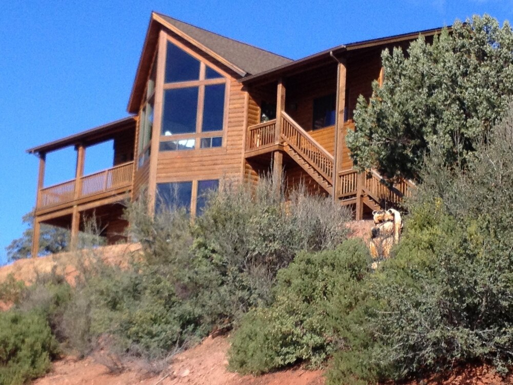 Hillside Cabin With Amazing Views! 