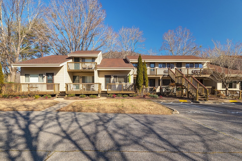 Rumbling Bald Resort Condominium at Beautiful Lake Lure, Western North Carolin in Forest City, United States