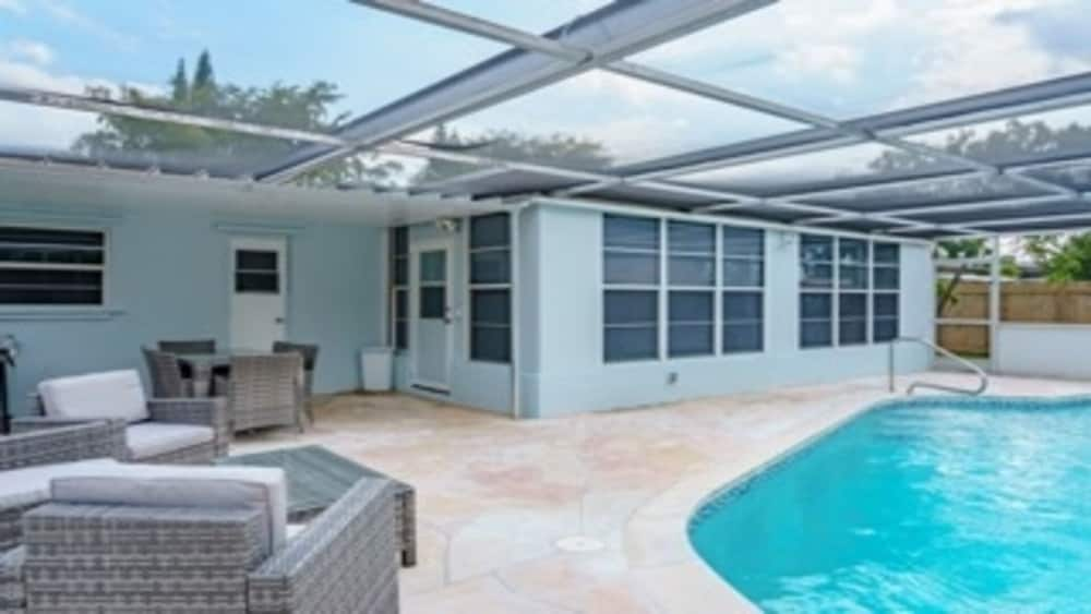 Lovely 4br Newly redone pool home