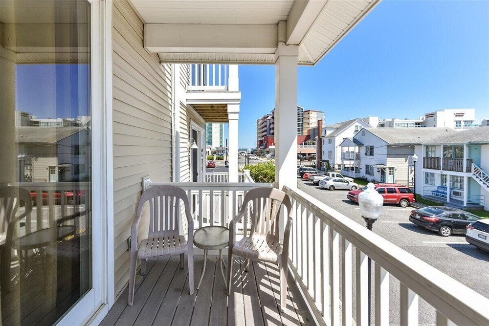 4 Bedroom Townhouse in downtown OC - quick walk to beach and boards!