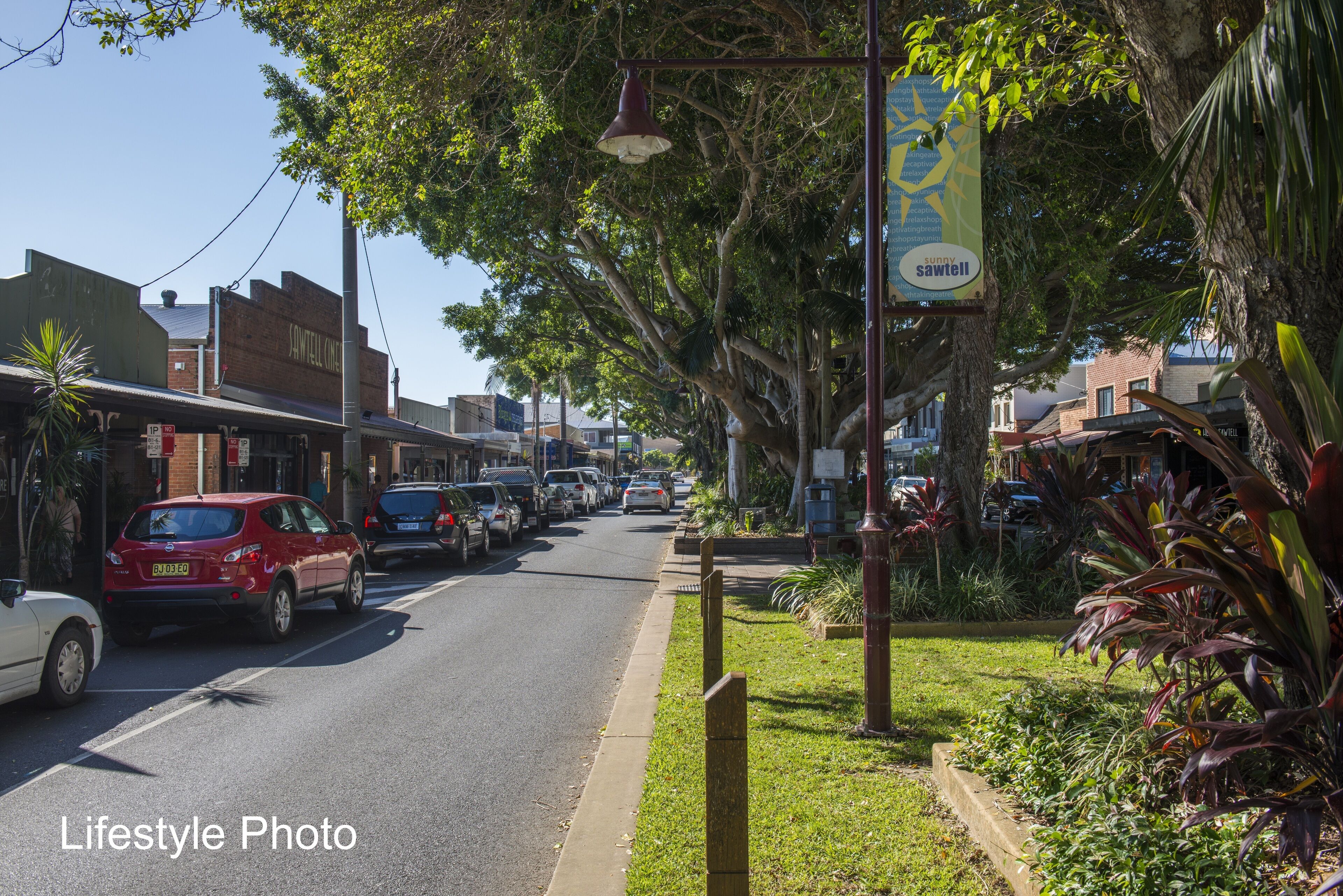 SAWTELL SUNRISE APARTMENT - beachfront, set in leafy street.