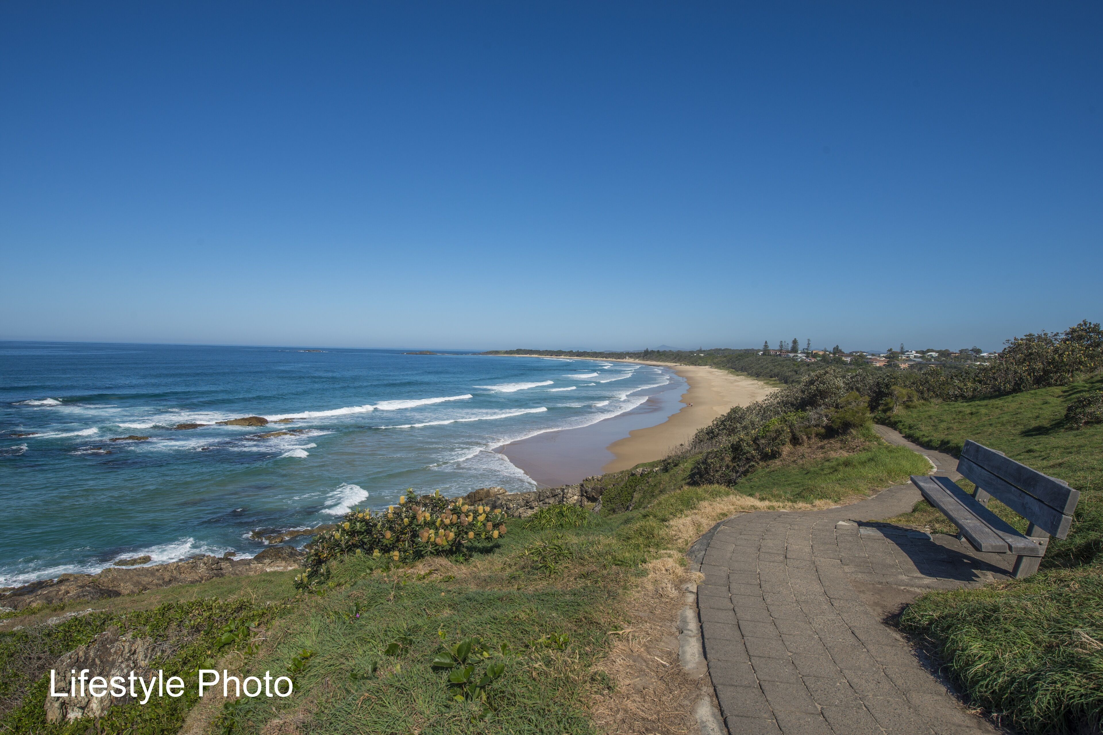 SAWTELL SUNRISE APARTMENT - beachfront, set in leafy street.
