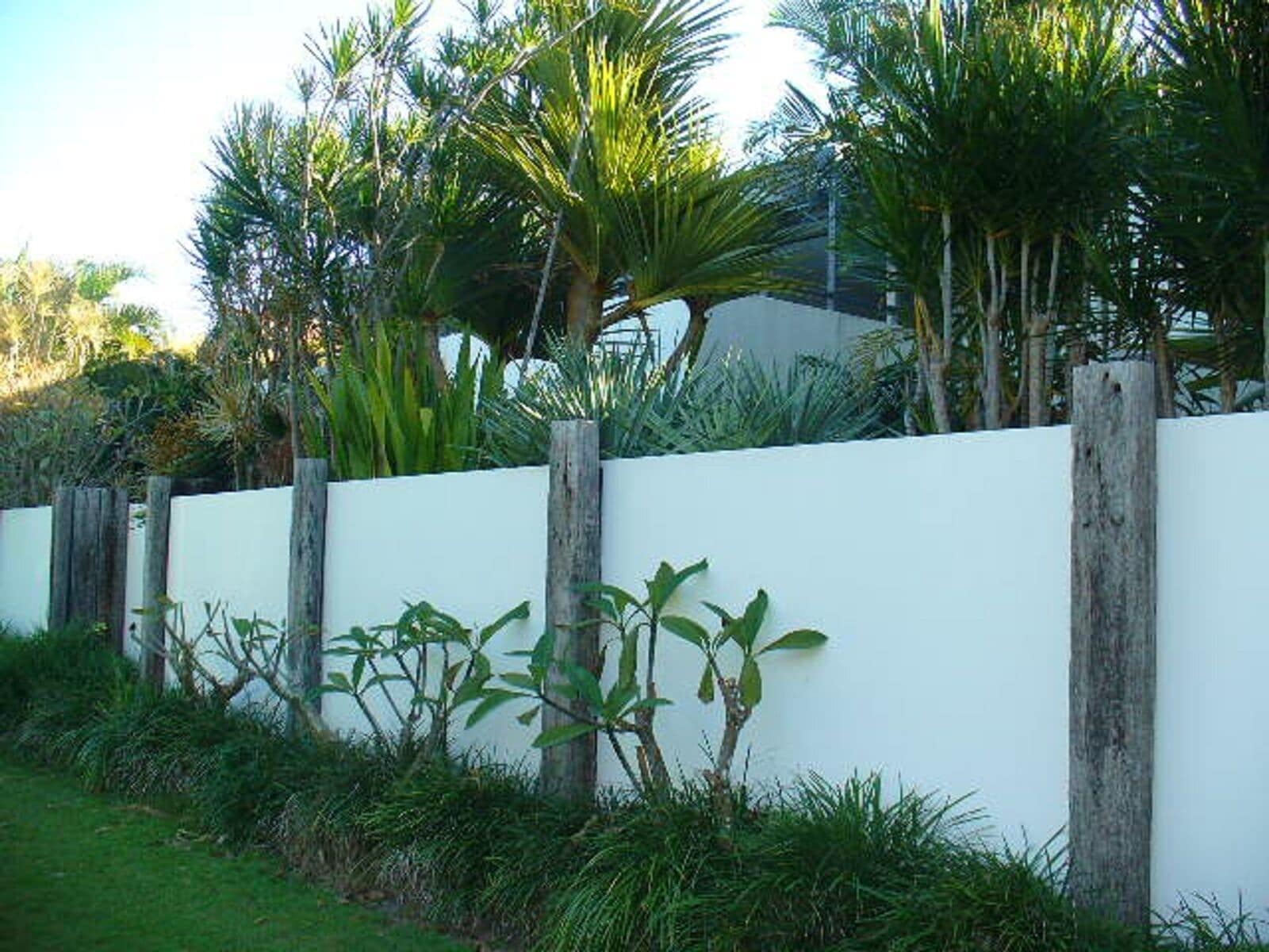 SAWTELL SUNRISE APARTMENT - beachfront, set in leafy street.