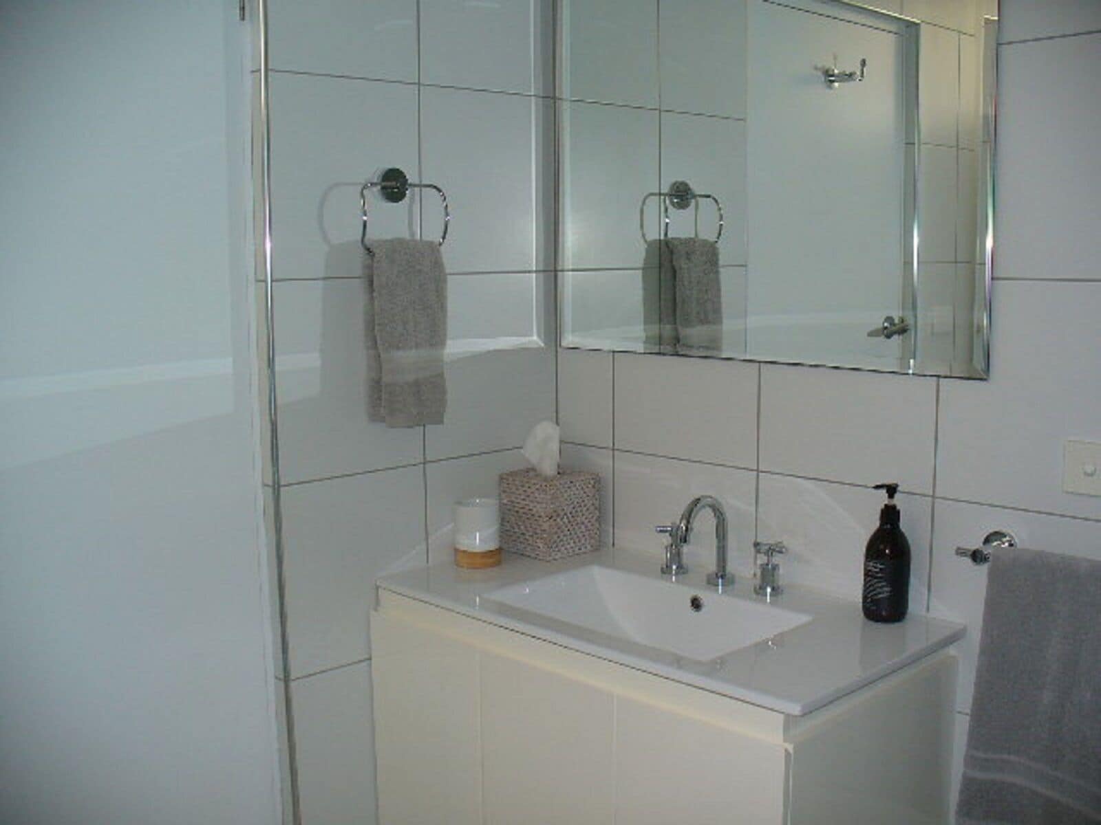 SAWTELL SUNRISE APARTMENT - beachfront, set in leafy street.