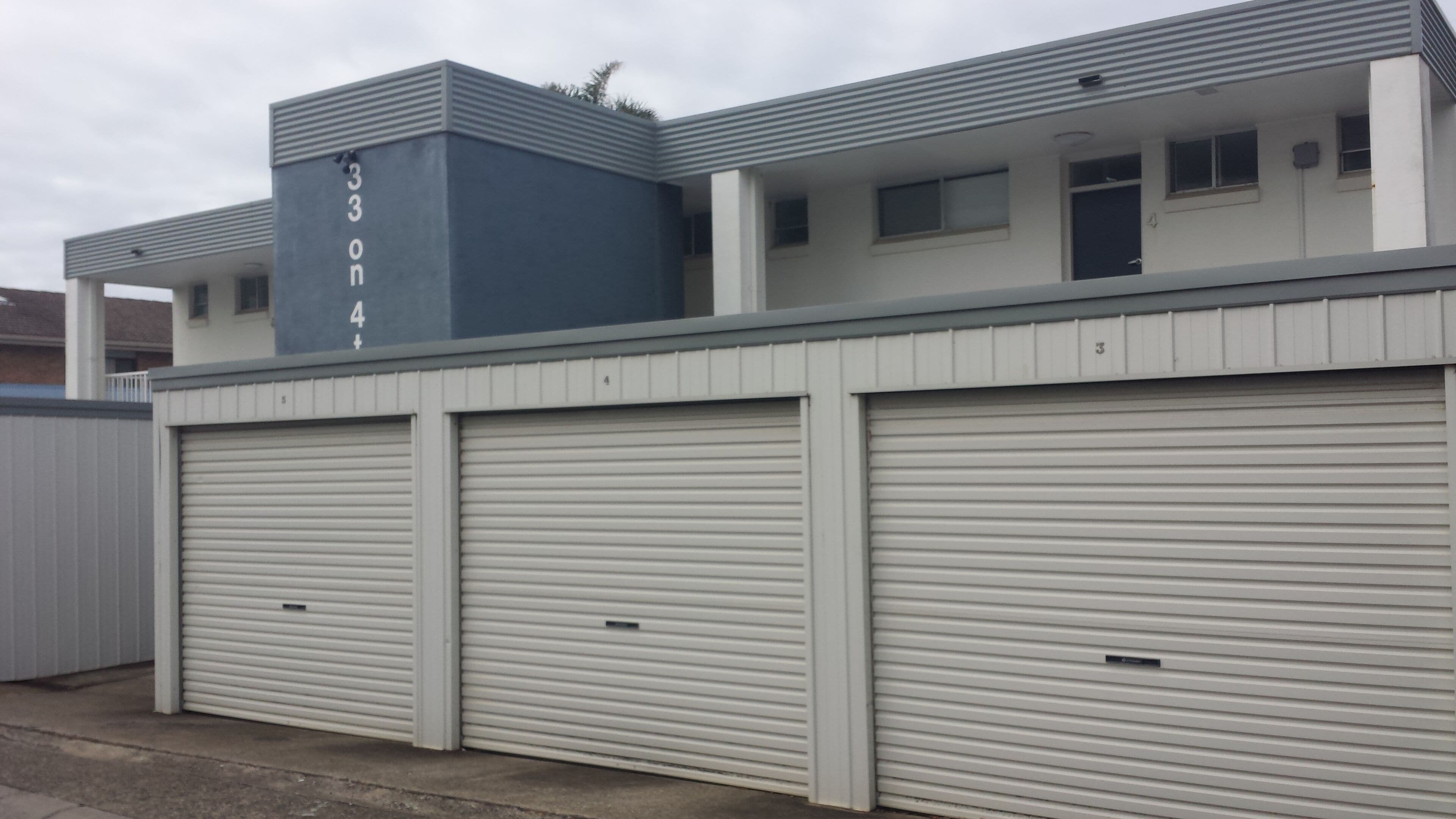 SAWTELL SUNRISE APARTMENT - beachfront, set in leafy street.