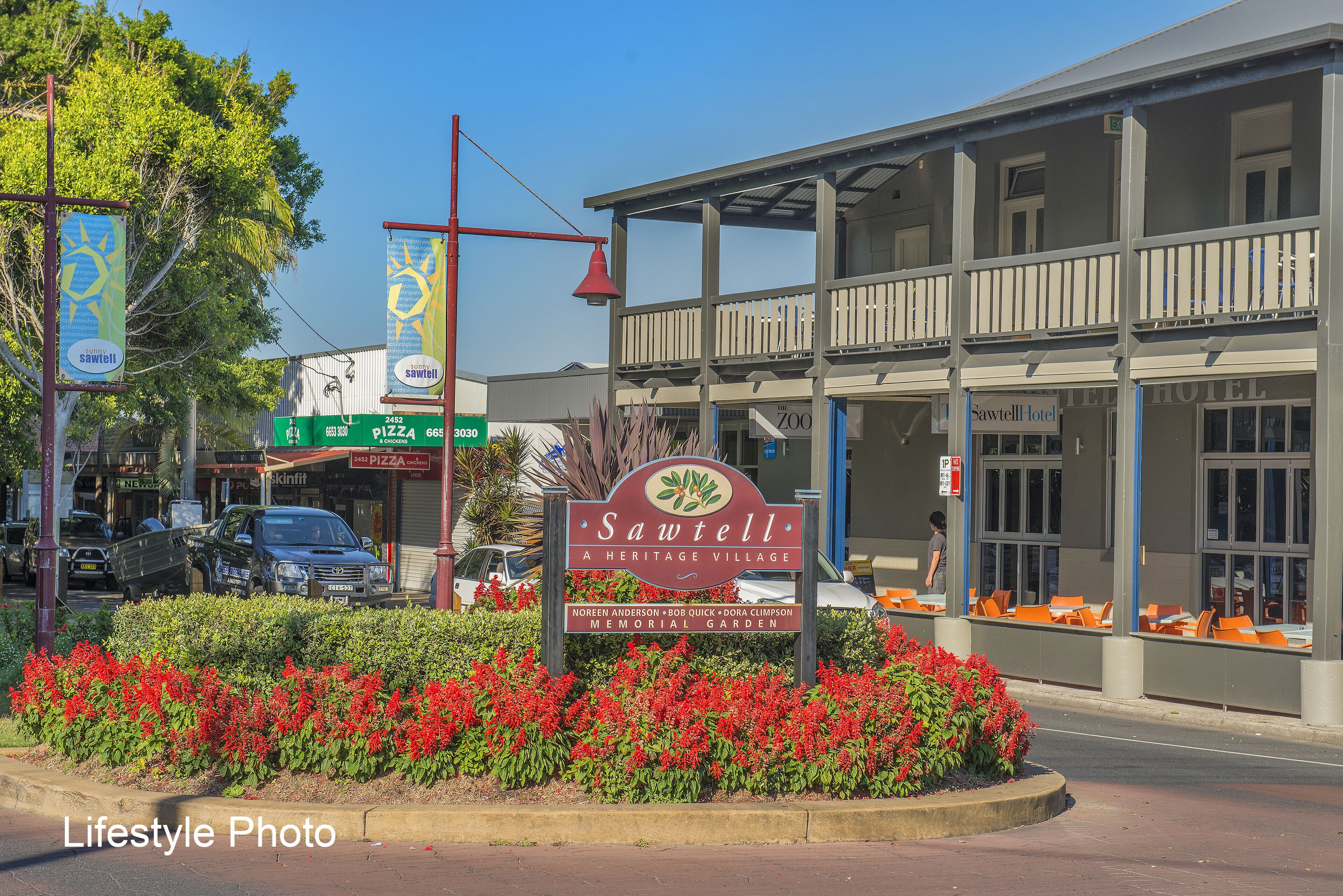 SAWTELL SUNRISE APARTMENT - beachfront, set in leafy street.