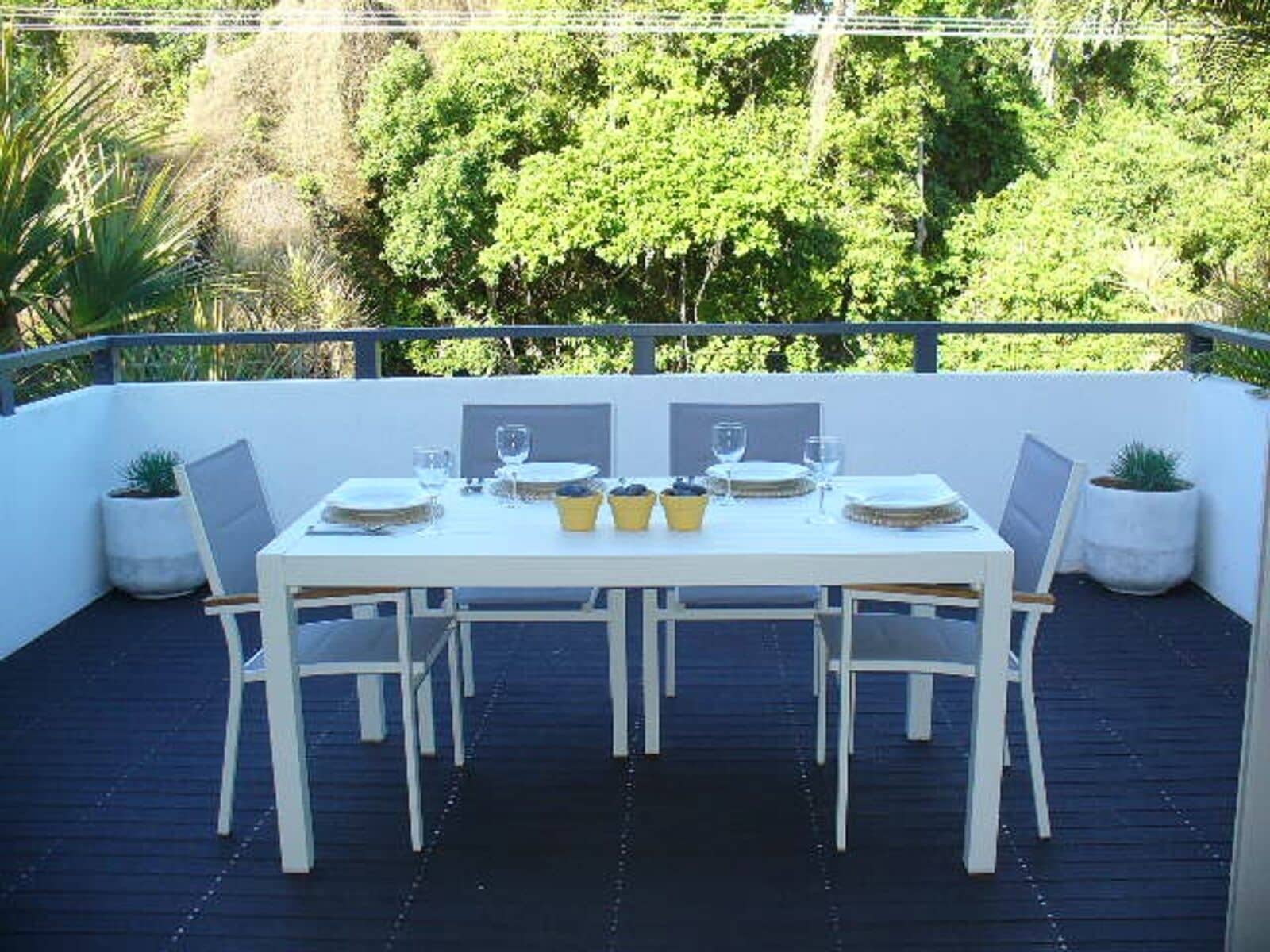 SAWTELL SUNRISE APARTMENT - beachfront, set in leafy street.