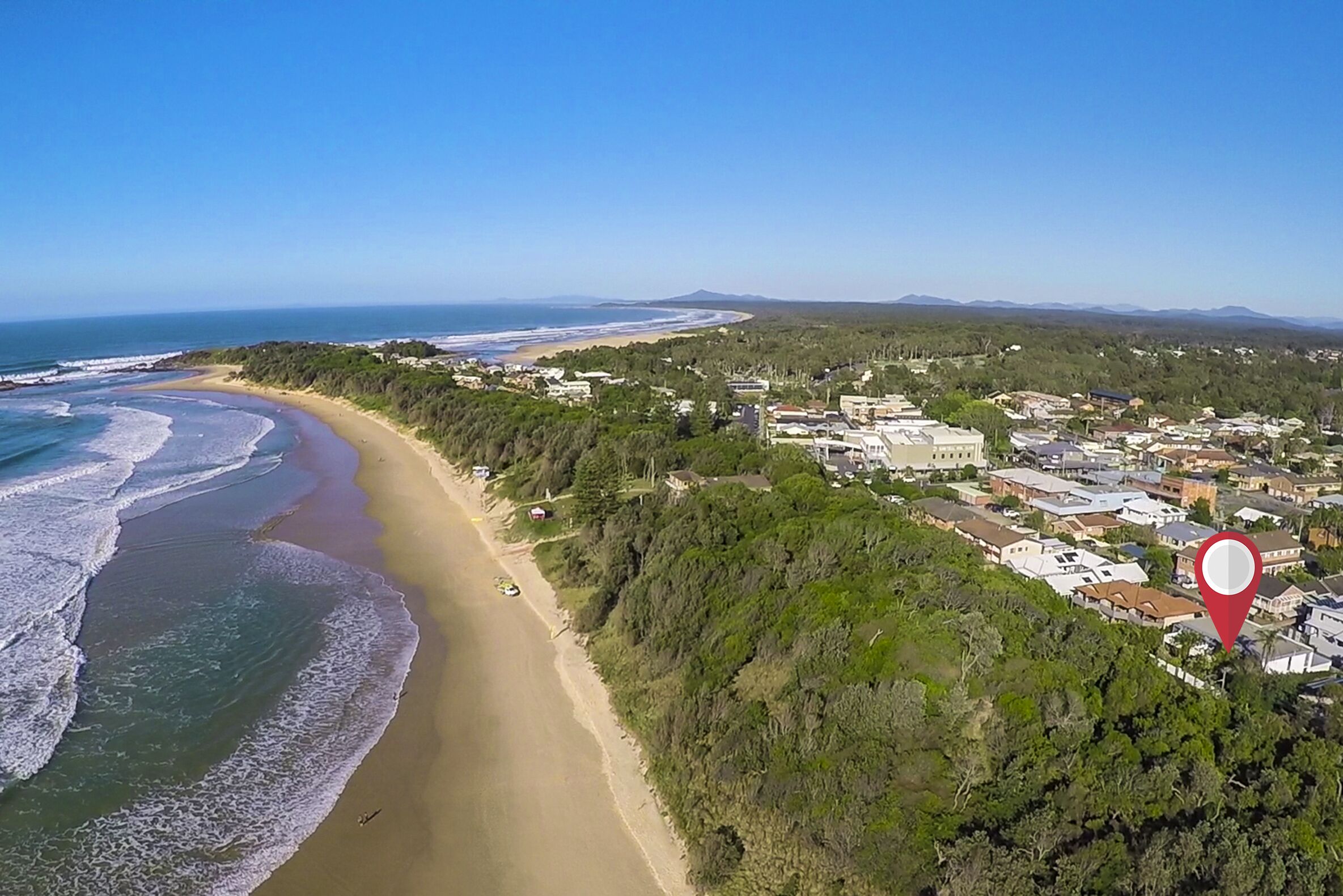 SAWTELL SUNRISE APARTMENT - beachfront, set in leafy street.