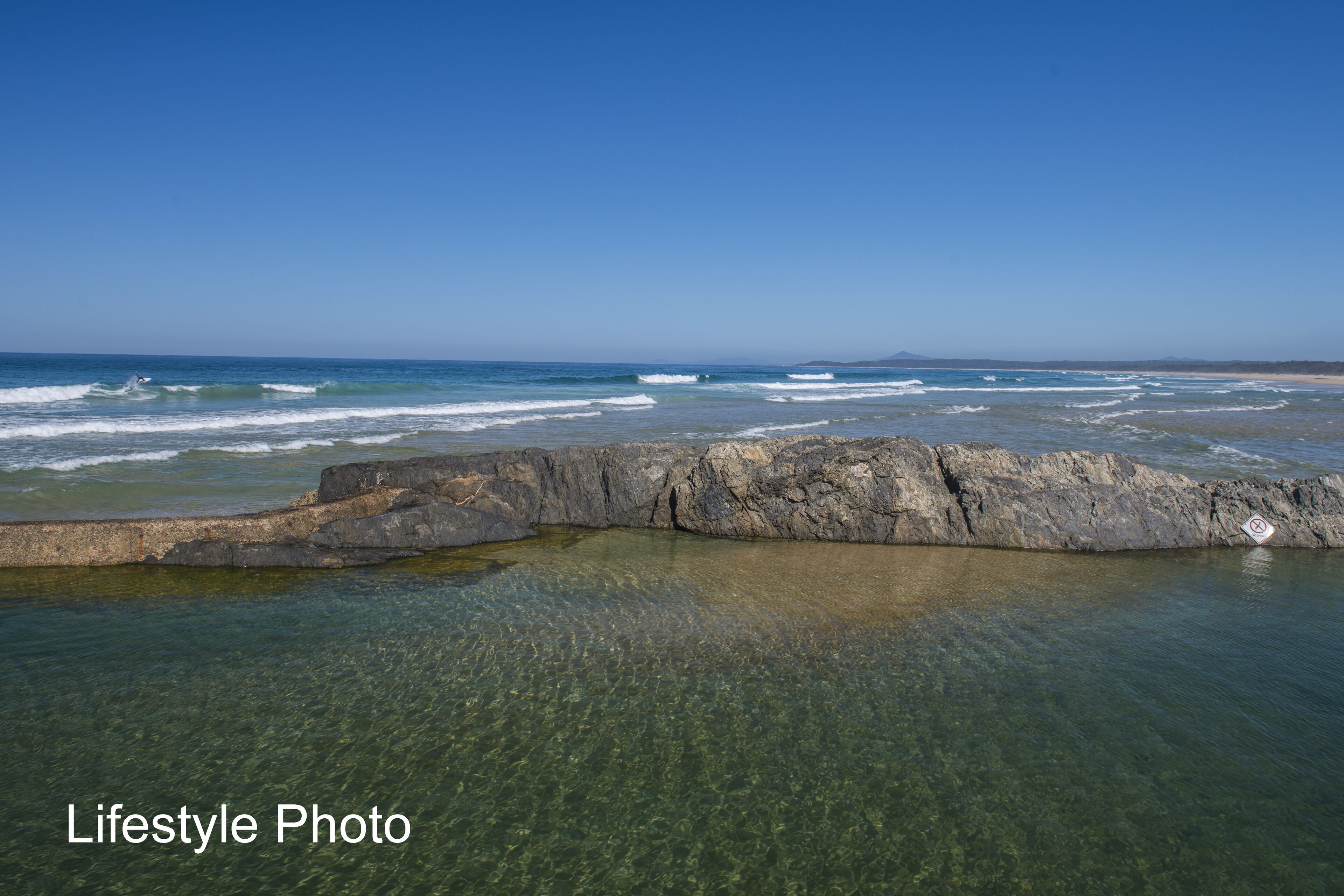 SAWTELL SUNRISE APARTMENT - beachfront, set in leafy street.