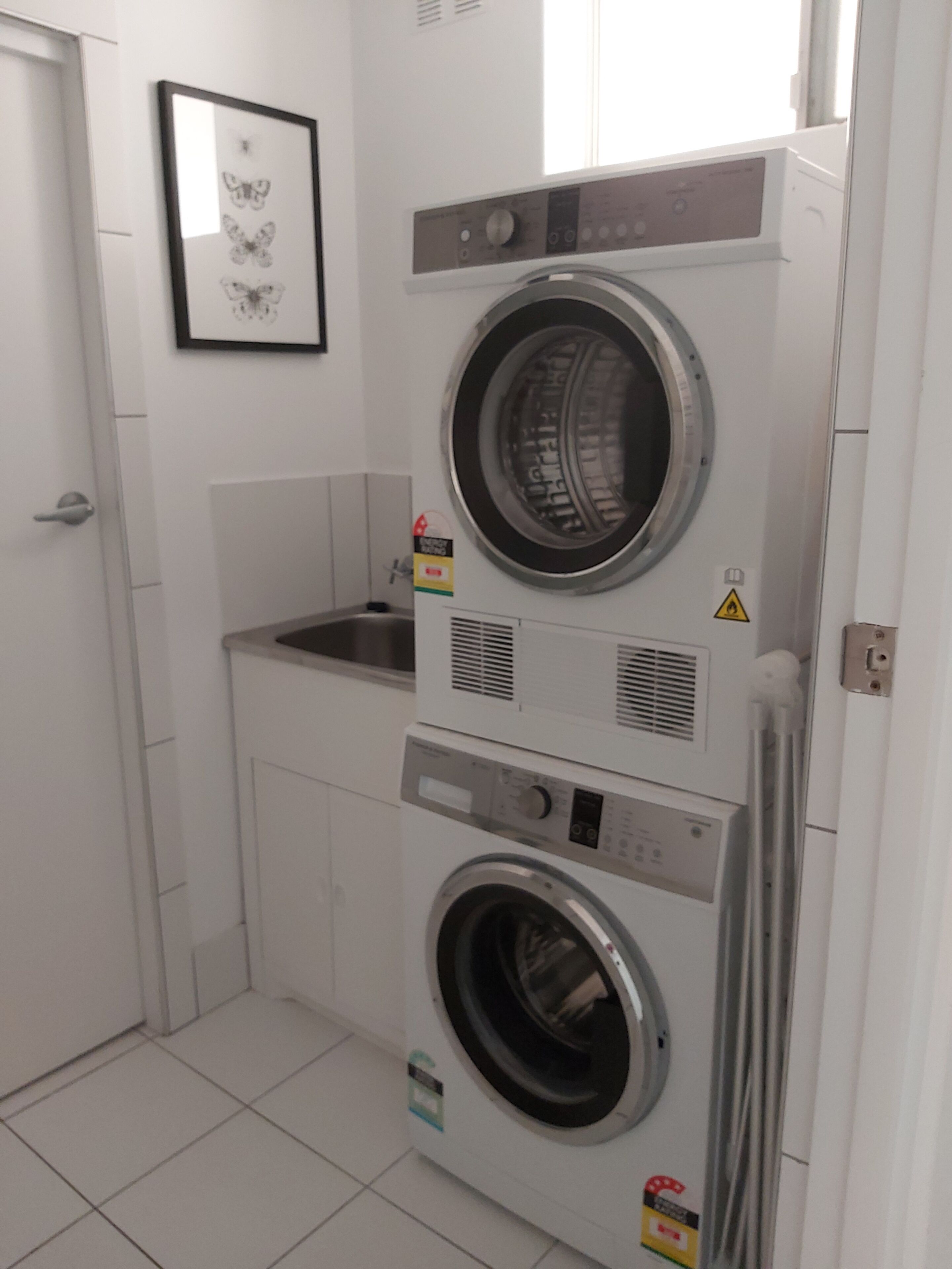 SAWTELL SUNRISE APARTMENT - beachfront, set in leafy street.